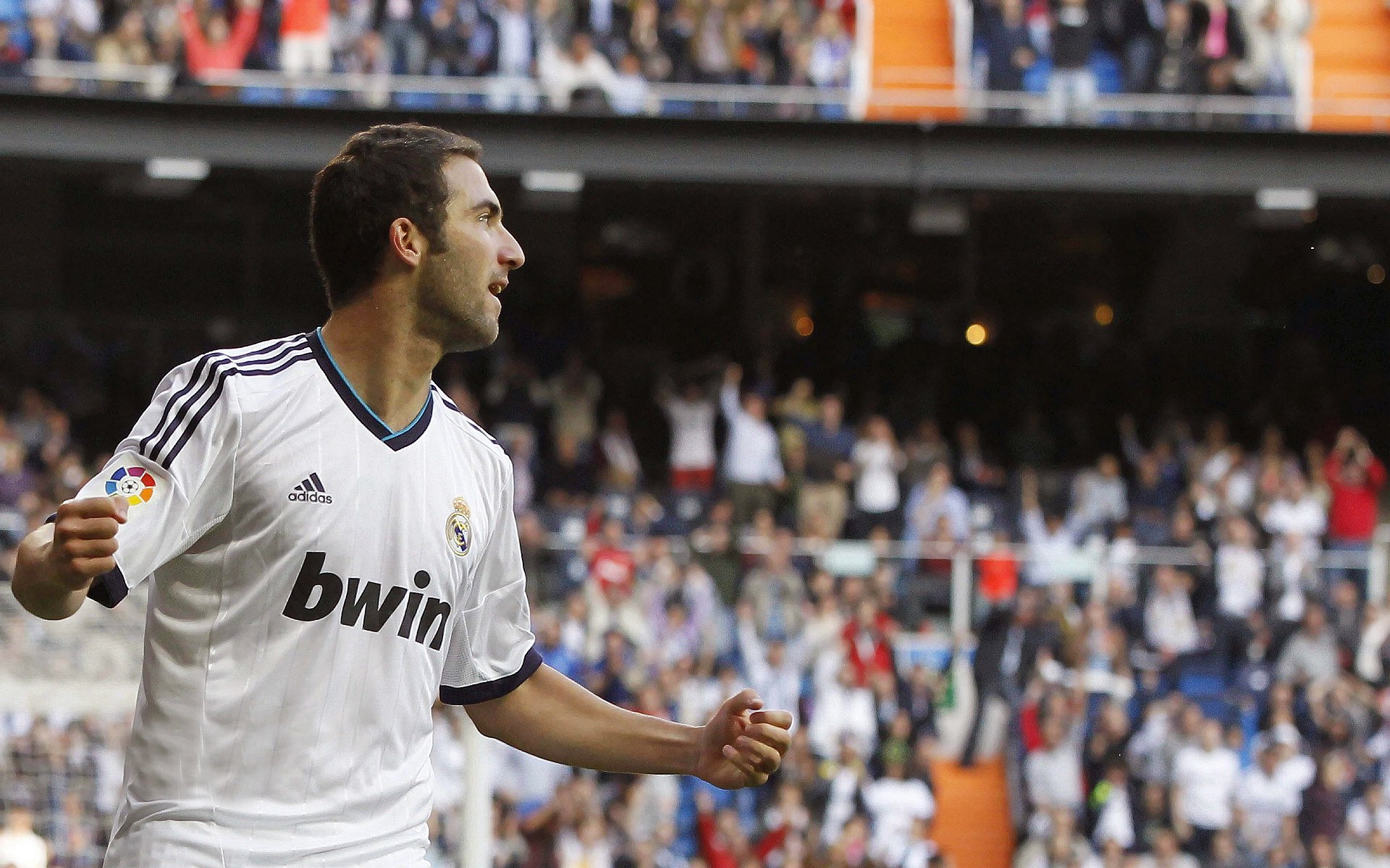 九游游戏中心官网-球迷“狂热应援”引爆欧冠夜——一场视听盛宴，球迷狂欢